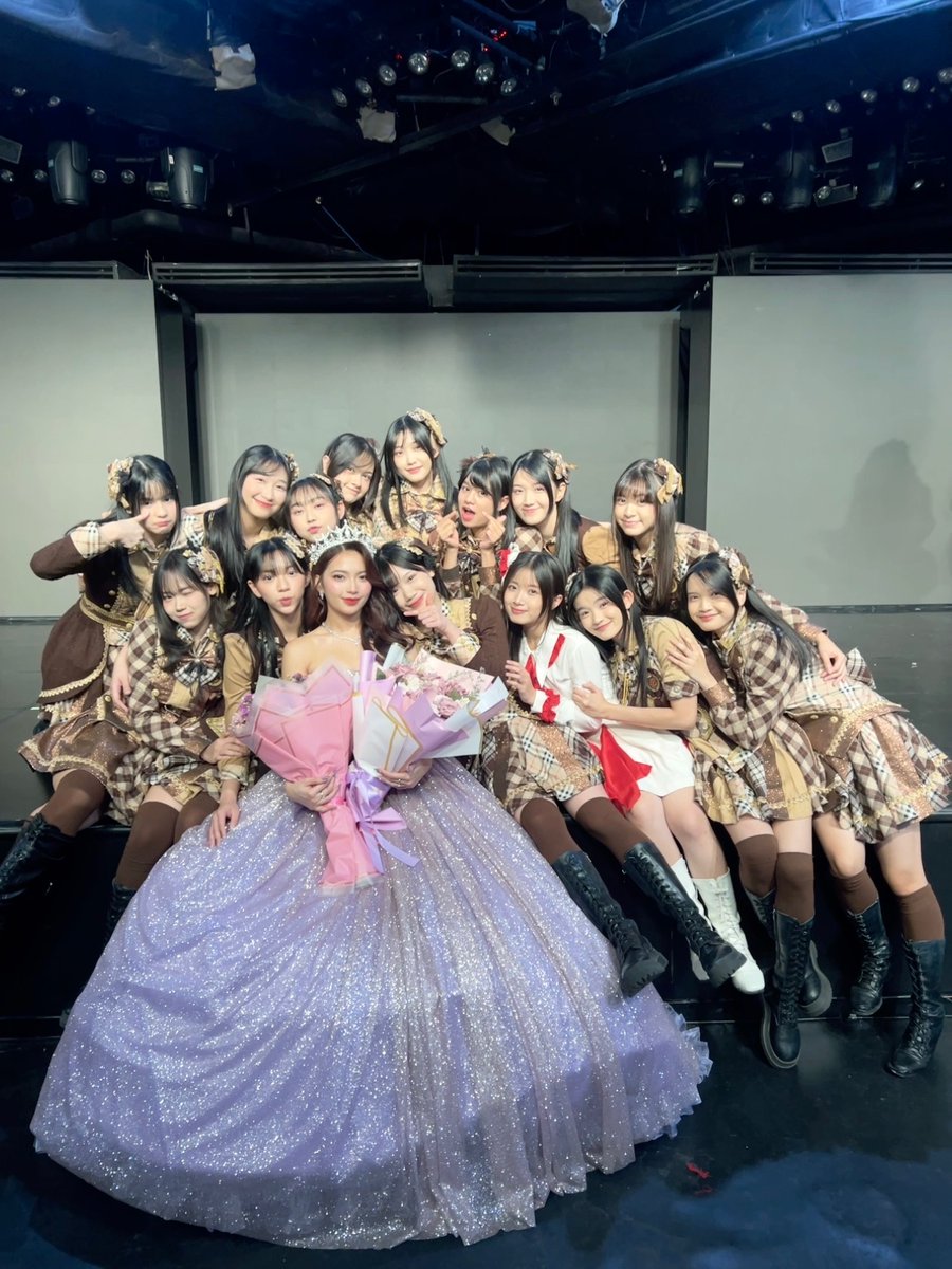CErine_JKT48's tweet photo. happy graduation ciciii @S_GraciaJKT48 💖 terimakasii ci  sudah selalu perhatian dan memberi banyak pelajaran, I’ve learned a lot from you ciciii🥹💞 love you ci greee 💪🏻🤍 https://t.co/uWyzGVjvff