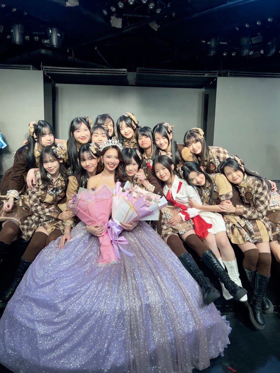 CErine_JKT48's tweet photo. happy graduation ciciii @S_GraciaJKT48 💖 terimakasii ci  sudah selalu perhatian dan memberi banyak pelajaran, I’ve learned a lot from you ciciii🥹💞 love you ci greee 💪🏻🤍 https://t.co/uWyzGVjvff