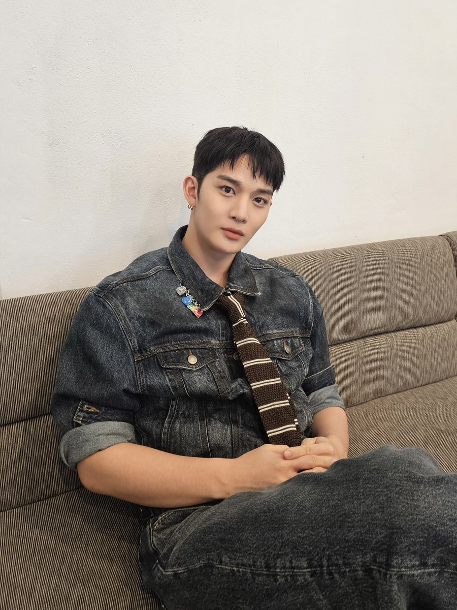 [🖤] 25.12.27 #BEGIN_YOUNG 

우리 지녕이가 왜이리 밝아..✨
진영이랑 함께한 태국 공연도 끝 🇹🇭
배어와 함께 행복했던 오늘🧸🎁  

#배진영 #BAEJINYOUNG 
#BEGIN_YOUNG