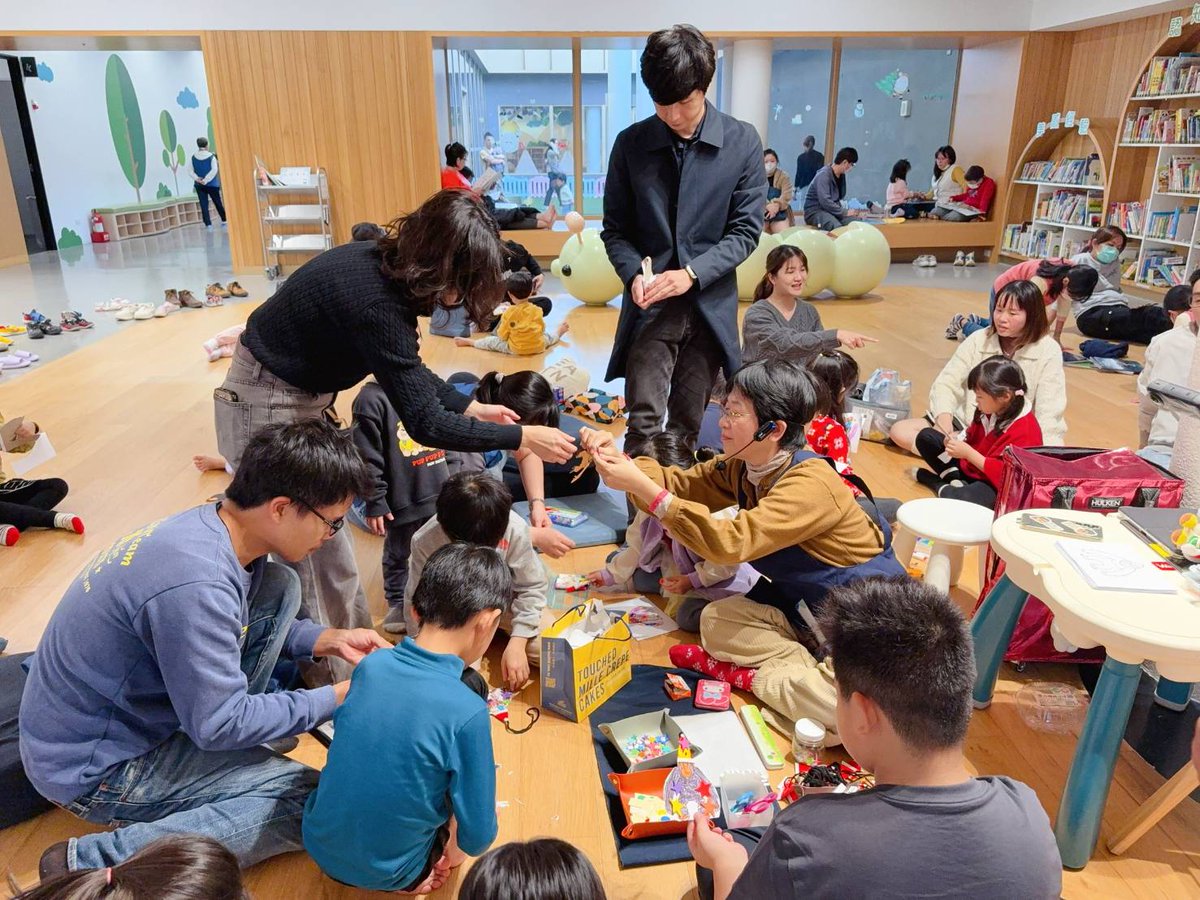 To-siā! Lêng-á lāu-su kóng-kó͘ chiâⁿ cheng-chhái, m̄-nā ùi hōe-pún lāi iân-sin tōng-sû hō͘ gín-á chhiúⁿ-tap, koh chún-pī lâng-kâu ê siòng-phìⁿ hō͘ ta̍k-ke khòaⁿ! 🦍

多謝！鈴仔老師講古chiâⁿ精彩，毋但ùi繪本內延伸動詞予囡仔搶答，閣準備lâng-kâu ê相片予逐家看！🦍