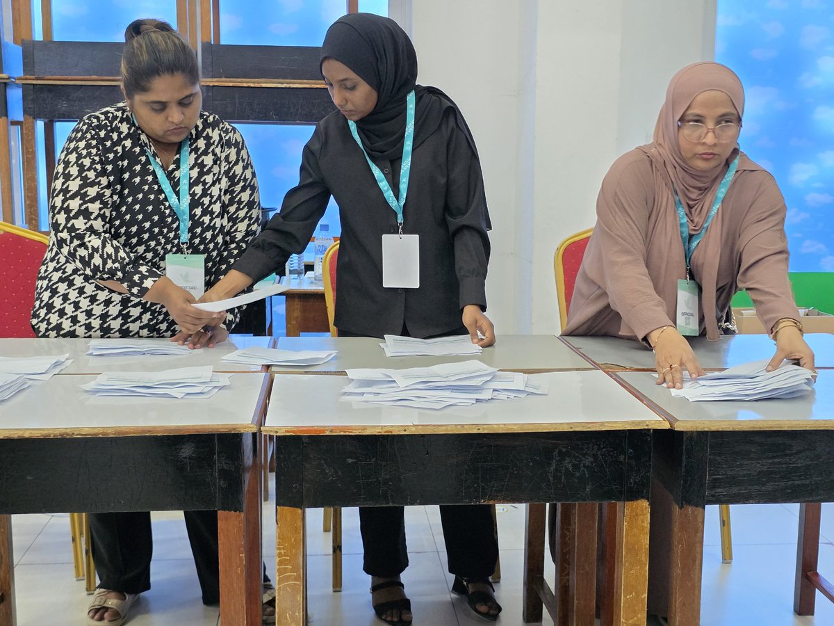 BullbullAddhu's tweet photo. ޕީ.އެން.ސީ ޕްރައިމަރީ އައްޑޫސިޓީ ފޭދޫ މަގުއްދޫ ދާއިރާގެ އ.ތ.މ ކޮމިޓީ ވޯޓްގެ ވަގުތީ ނަތީޖާ
1.  ފާތިމަތު ޝިޒުނާ:  120
2. ހަދީޖާ ޒާހިރު:  97
3.  ފަޟީލާ އަލީ: 15
ބާތިލު ވޯޓް:  16
ވޯޓްލީ މީހުން: 248
ވޯޓްލާންޖެހޭ މީހުންގެ އަދަދު: 556
#DhiveheengeRaajje 
#LCE2026 
#PNCPrimary 
#CongressPartyMV 
#AdduFeydhoo