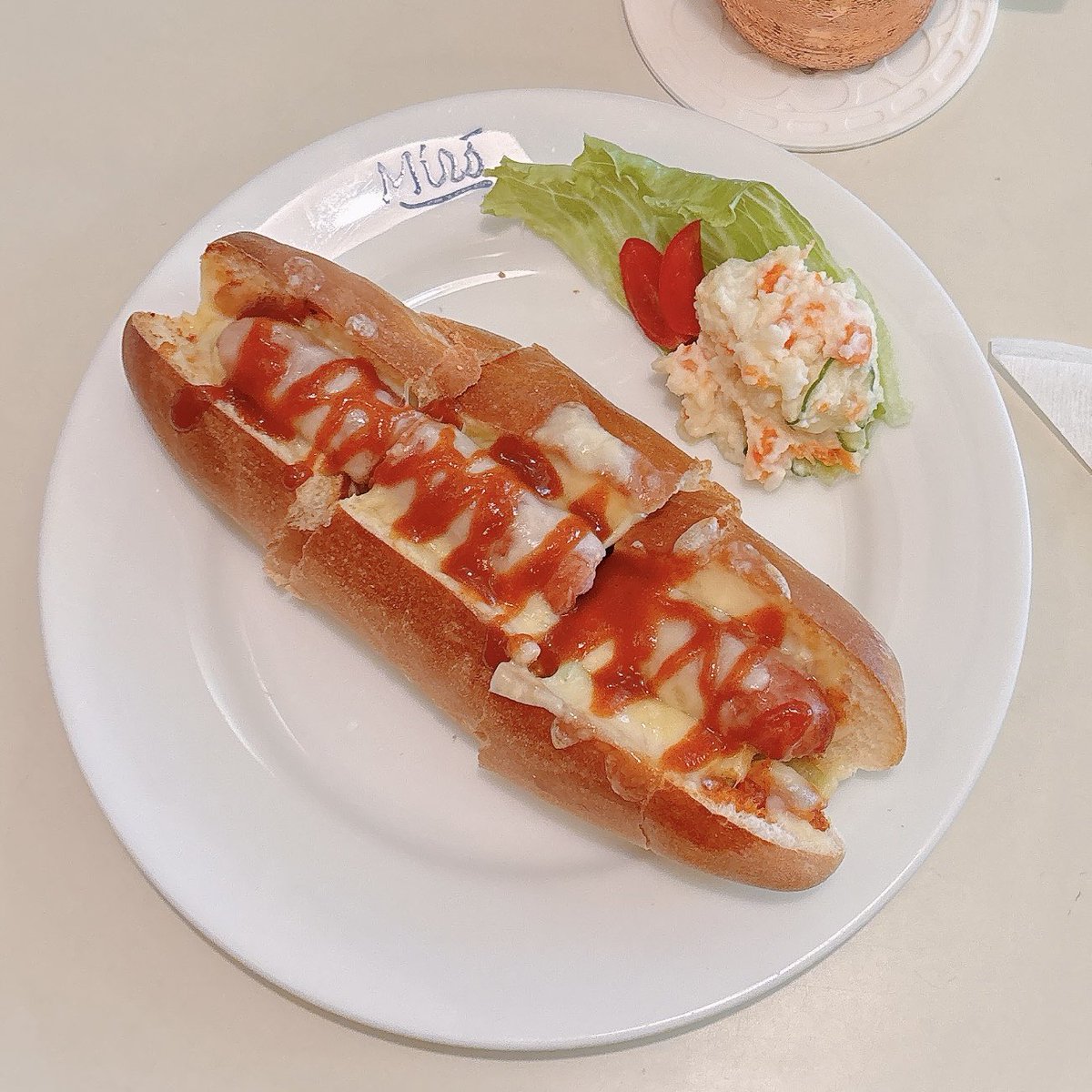 画廊喫茶ミロ納めしてきた。納めの日のメニューは2枚目です。時間に余裕がなく早食いになってしまったのが無念。三島由紀夫氏が通ってたというお店です。何年もゾンビみたいに歩いてて突然今年の夏に看板に気がついて、たまに行くようになりました。来年は女貞子珈琲飲みたい。ハヤシライスもうまい😋