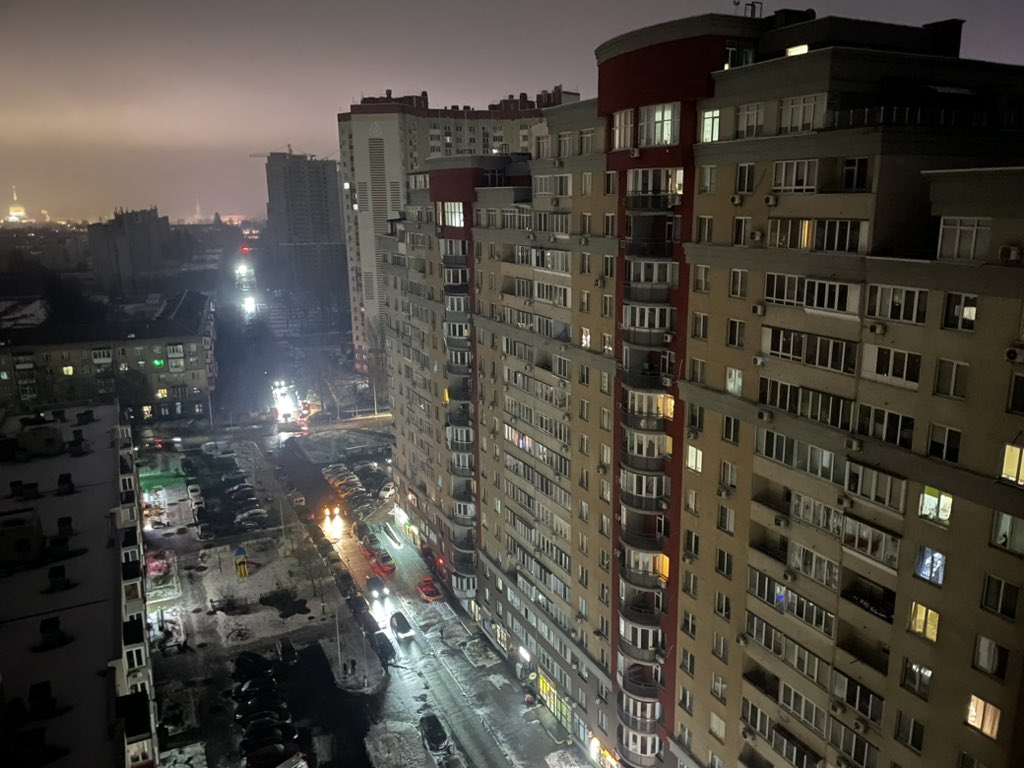 ‼️ W Kijowie po nocnych atakach blisko pół miliona rodzin, czyli około 40 procent budynków mieszkalnych (w tym mój) nie ma prądu, ani ogrzewania - poinformował ukraiński rząd. Są też kłopoty z wodą i internetem (piszę ten post już od godziny). 

Alarmy 🚨 w stolicy Ukrainy trwają
