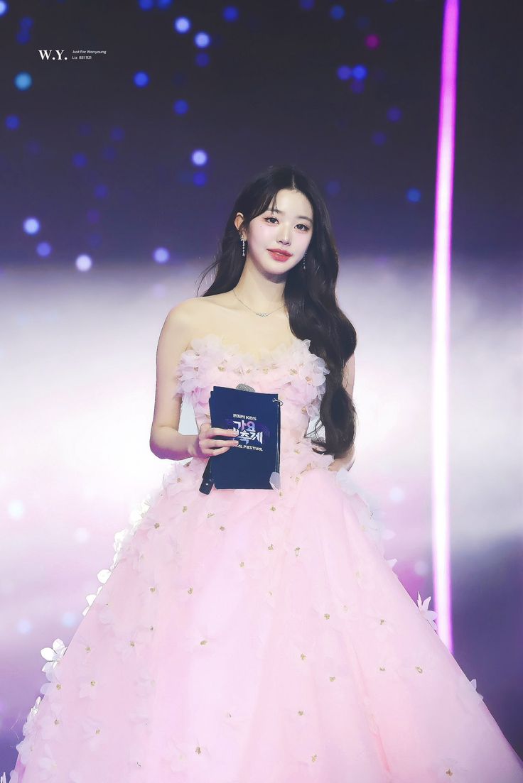 woznnyi's tweet image. ᅠ

“Mohon maaf untuk salah kata juga perbuatan, karena manusia tempatnya banyak kekurangan. Saya Bunga Larasati Ningrum izin untuk pamit undur diri, terima kasih untuk kisah perjalanan indah pada malam ini.. ”ᅠ

ᅠ