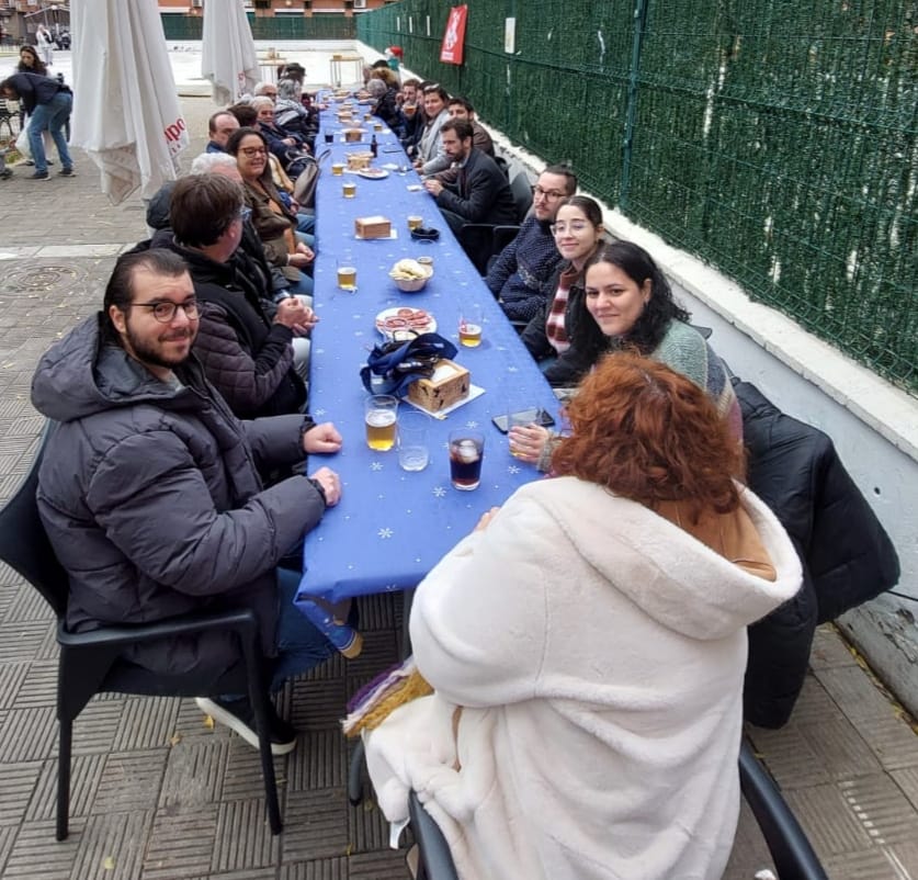 IU y PCE del Distrito Sur de Sevilla cerramos el año compartiendo almuerzo con militantes, simpatizantes y entidades del distrito.
Unidad y compromiso colectivo para seguir defendiendo nuestros barrios y su gente.
Gracias a todas y todos por hacerlo posible.
Seguimos ✊