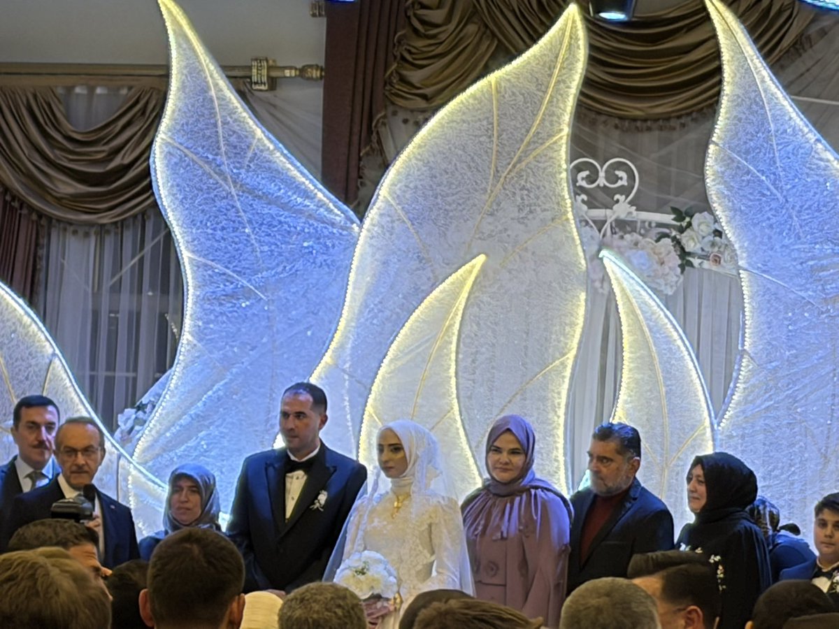 Çok Sevgili dostum , bir dönem birlikte görev yaptığımız  <a href="/MalatyaBelTr/">Malatya Büyükşehir Belediyesi</a>  başkanı <a href="/samiermbb/">Sami Er</a>  başkanımızın evladı Berra kızımızın  Malatyadaki düğününe katıldım 
Her iki kardeşimi tebrik ediyor bir ömür boyu mutluluklar dilerim       Allah Hayırlı etsin