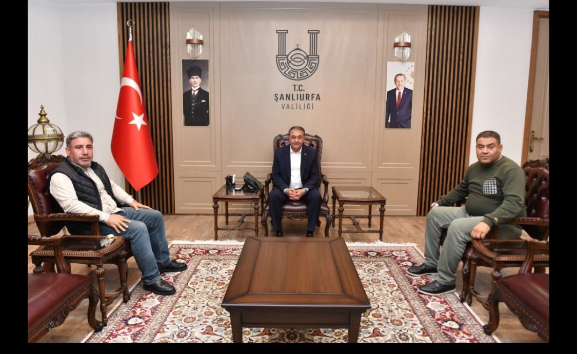 Sayın Şanlıurfa Valimiz <a href="/hasansildak/">Hasan ŞILDAK</a> Bey’in bizleri Trafik Şube Müdürü Sayın Mustafa Bey ile bir araya getirmesinden memnuniyet duyduk. Taleplerimizin karşılanacağı yönündeki yapıcı yaklaşımları ile gösterdikleri ilgi ve destek için taksici esnafı adına şükranlarımızı sunarız.