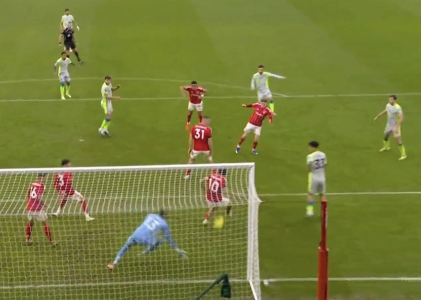 ای یارو ک تو مسیر گل چرکی داره لایی میخوره رو میبینید؟
هیچی بهش میگن گیبز وایت و سیتی نزدیک بود 60 میلیون پوند براش هزینه کنه
کار خدا بود که انجام نشد وگرنه یک فیلیپس دیگه رو دستمون میموند!