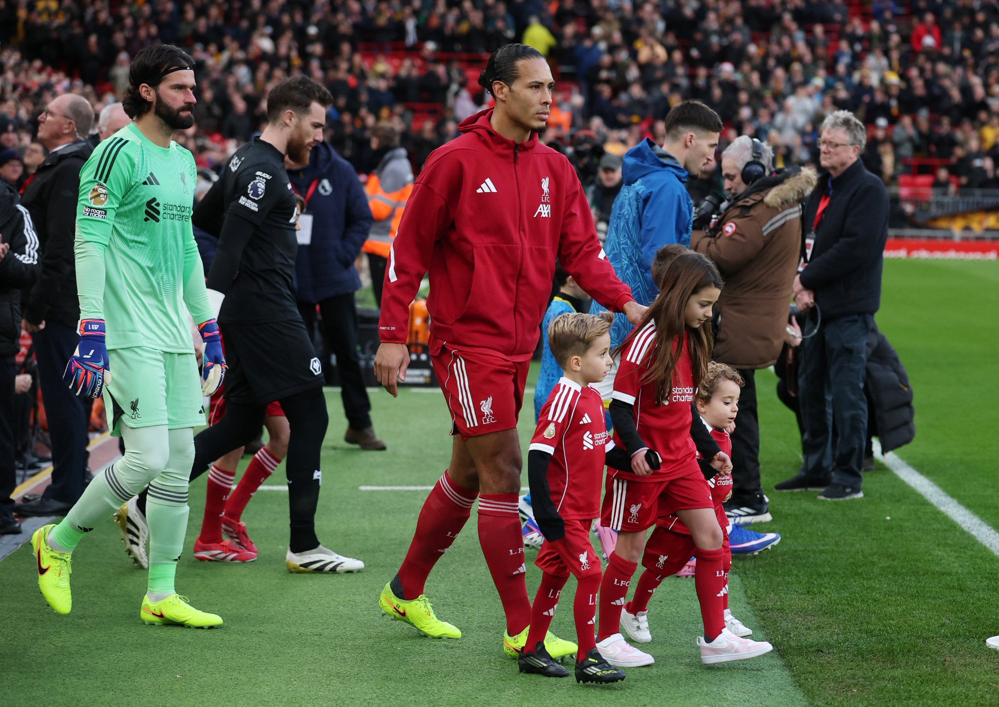 من أجل هذه اللقطات نعشق كرة القدم. أبناء الراحل ديوجو جوتا يرافقون فان دايك داخل أرضية ملعب أنفيلد قبل انطلاق مباراة ليفربول ضد وولفرهامبتون الذي سبق وأن لعب جوتا ضمن صفوف الفريقين 