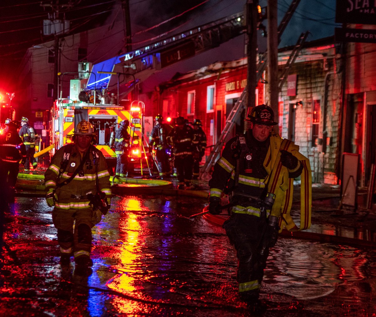 robertnettles02's tweet photo. 12/26/2025 Portland, Maine Firefighters working last nights 3 alarm building fire on Custom House Wharf https://t.co/lWlQAhCxgv