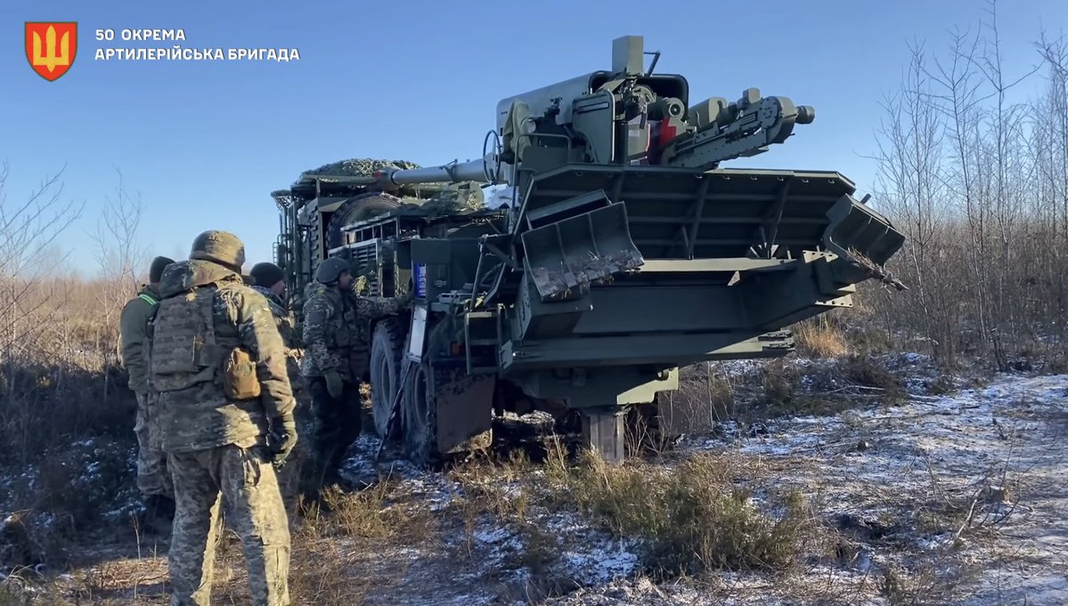 praisethesteph's tweet image. #Ukraine/#Russia 🇺🇦🇷🇺:

🇺🇦#Ukrainian 155mm/L52 self-propelled howitzer 2S22 Bohdana (3.3), on a 🇨🇿#Czech Tatra Force 8x8 chassis with an armored cab made by Tatra Defense Vehicle with Level 1 ballistic protection, in service with the 50th Separate Artillery Brigade.

This is the…