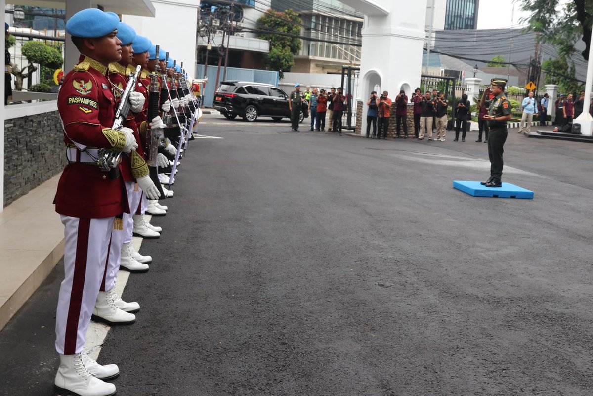 puspom_tni_ad's tweet photo. Prajurit Yonwalprotneg Paspampres Sambut Panglima TNI dengan Demonstrasi dan Jajar Kehormatan
#tniadmengabdimembangunbersamarakyat
#puspomad
#paspampres https://t.co/jFDCkjKEIy