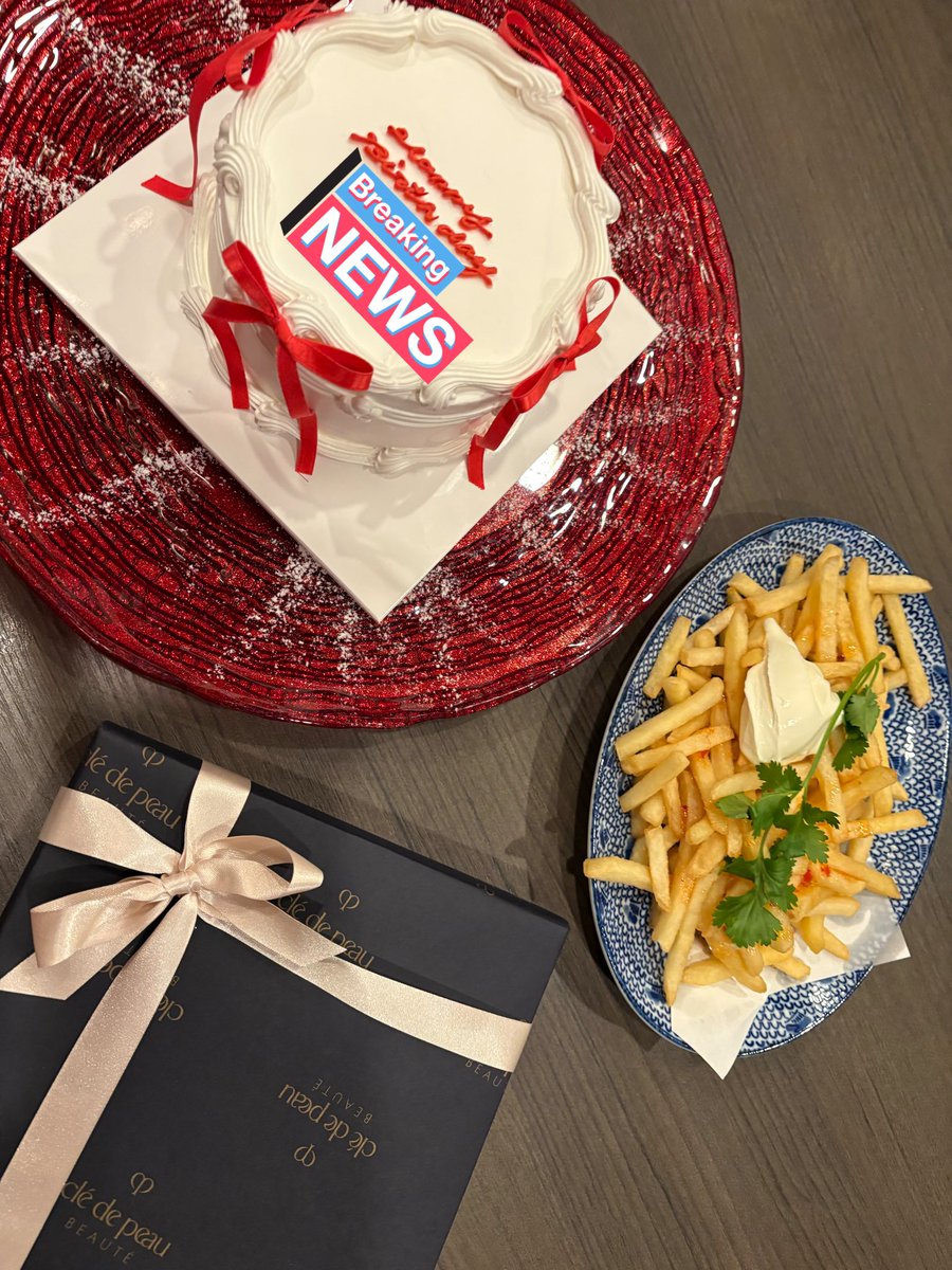 今年も元気に生まれました！来年もげんきに生まれたいと思います！ホロワーが用意してくれたケーキを添えます！