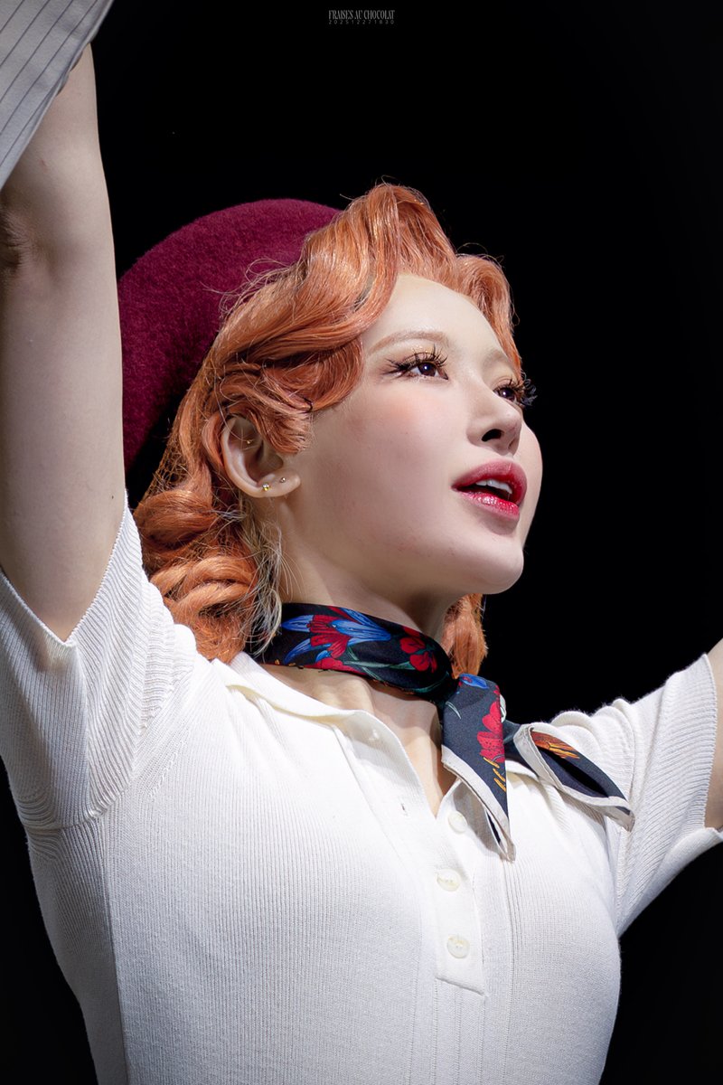 251227 보니 앤 클라이드 밤공 커튼콜

최고의 스타 반짝이는 잇걸
어 내 얘기 하는 거야?
잡지마다 내 얼굴이 쫙

보니 파커 役 #홍금비