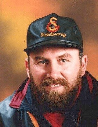 🇽🇰🇦🇱 | Komutan Kapuçi olarak bilinen Mujë Krasniqi (1967 - 1998), Kosova Kurtuluş Ordusu’nun (UÇK) en önde gelen komutanlarından ve savaşçılarından biriydi.

6 Haziran 1967’de Cabic köyünde doğdu, Cabic, Klina’da şehit düştü.
14 Aralık 1998’de Sırp işgal güçleri, Arnavutluk