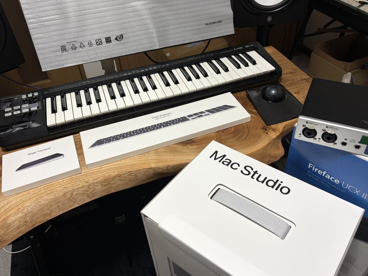 フルカスMacStudioやっときた！
来年の新型発表まで仕事的に待てなかった
ついでにMIDIキーボードとモニタースピーカー以外一新✨
週明けには業者さんが調音材(吸音、拡散、制振)設置しに来てくれる😊

新しい気持ちで新年迎えられそうです✨