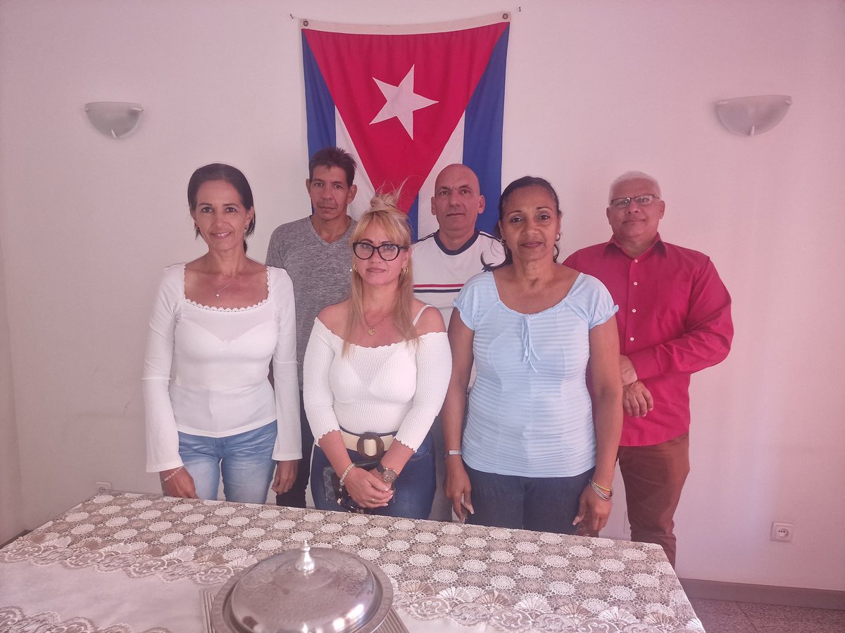 Recibe el Dr Noslando Ramos González jefe misión médica cubana en Cabo Verde a 5 nuevos colaboradores que sé incorporan a #CubaCooperaCaboVerde .Bienvenidos al ejército de batas blancas.
#CubaCoopera 
#FidelPorSiempre