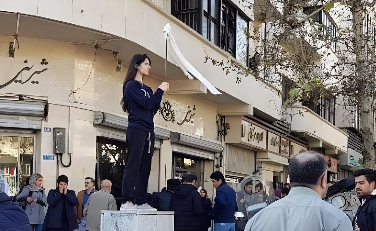 روبه‌روی شیرینی‌فروشی فرانسه،
تقاطع خیابان ابوریحان و انقلاب؛
همان‌جا که #ویدا_موحد #حجاب_اجباری را زیر پا گذاشت و بر سکو ایستاد،
چند سال بعد،
در مهر ۱۴۰۱ همان نقطه بود که ماشه را
بر چشم من کشیدند.
#زن_زندگی_آزادی 
#مرگ_بر_جمهوری_اسلامی