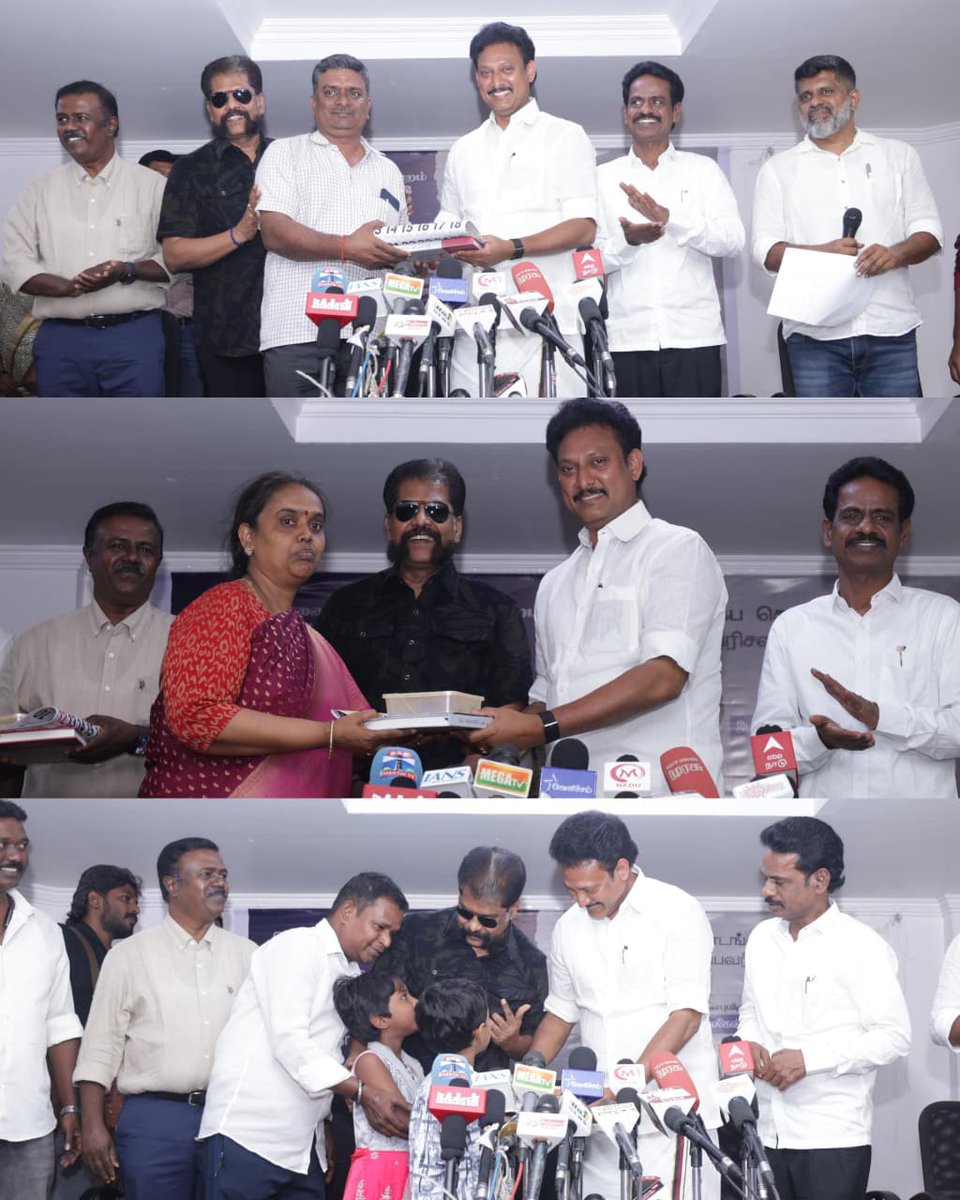 Anbil_Mahesh's tweet photo. பத்திரிகை மற்றும் ஊடக நண்பர்களோடு 2026 புத்தாண்டுக் கொண்டாட்டம் தொடங்கியுள்ளது.

சென்னை பத்திரிகையாளர் மன்றம் ஏற்பாட்டில் நடைபெற்ற விழாவில் பங்கேற்று, அதன் உறுப்பினர்களுக்கு நாட்காட்டி, நாட்குறிப்பு ஆகியவற்றை வழங்கி, வாழ்த்துகளை பகிர்ந்து கொண்டோம்.

@MadrasJournos https://t.co/g1GayYVdAW