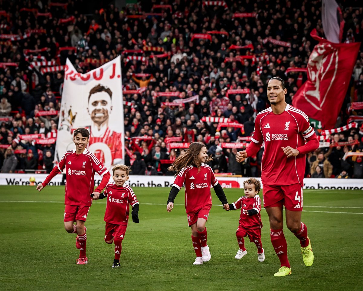 brfootball's tweet image. Diogo Jota's sons and other family members joined Virgil van Dijk as Liverpool mascots before kickoff vs. Wolves ❤️