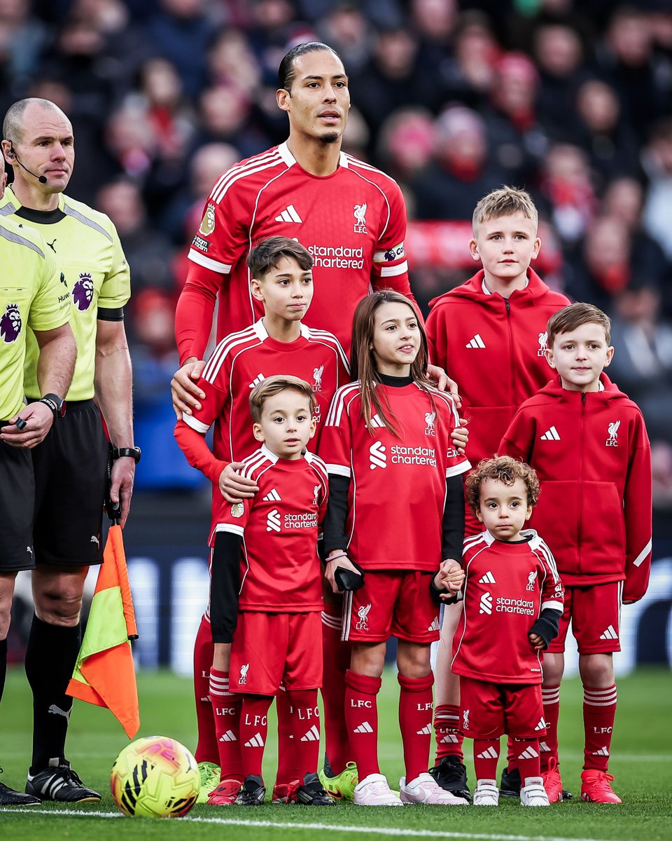 brfootball's tweet image. Diogo Jota's sons and other family members joined Virgil van Dijk as Liverpool mascots before kickoff vs. Wolves ❤️