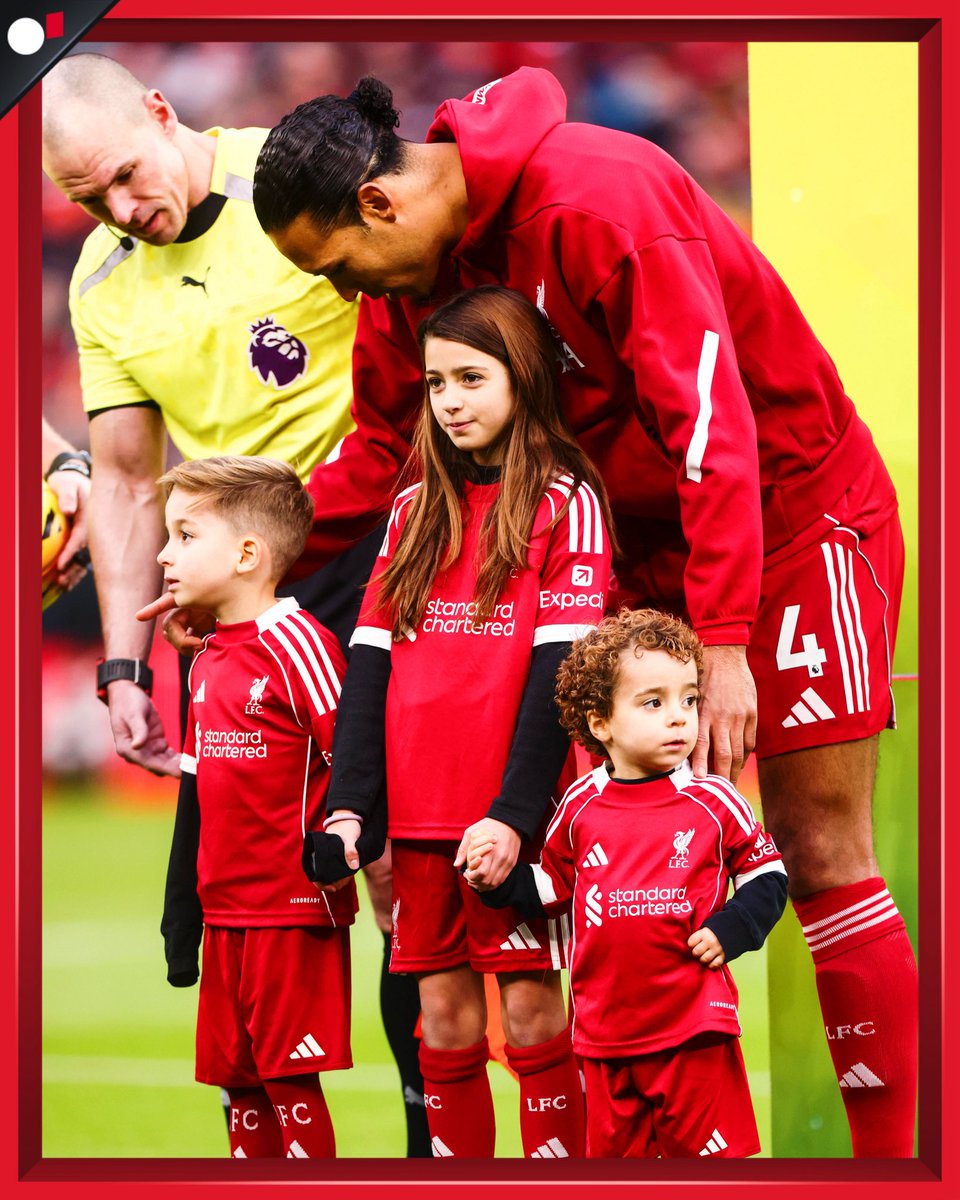 Vedete quei due bambini insieme a van Dijk? Sono i figli di Diogo Jota che oggi sono scesi in campo ad Anfield insieme al capitano dei Reds per la prima volta dopo la morte di Diogo. 

❤️👏🥲