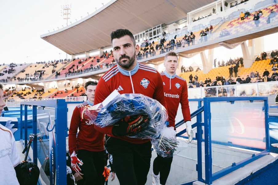 ⚪️🔵 Des fleurs ont été placé près du banc de Lecce en mémoire de Graziano Fiorita, le physiothérapeute de longue date de Lecce décédé en avril dernier 🕊️

Un tragique événement à ne pas oublier 🤝