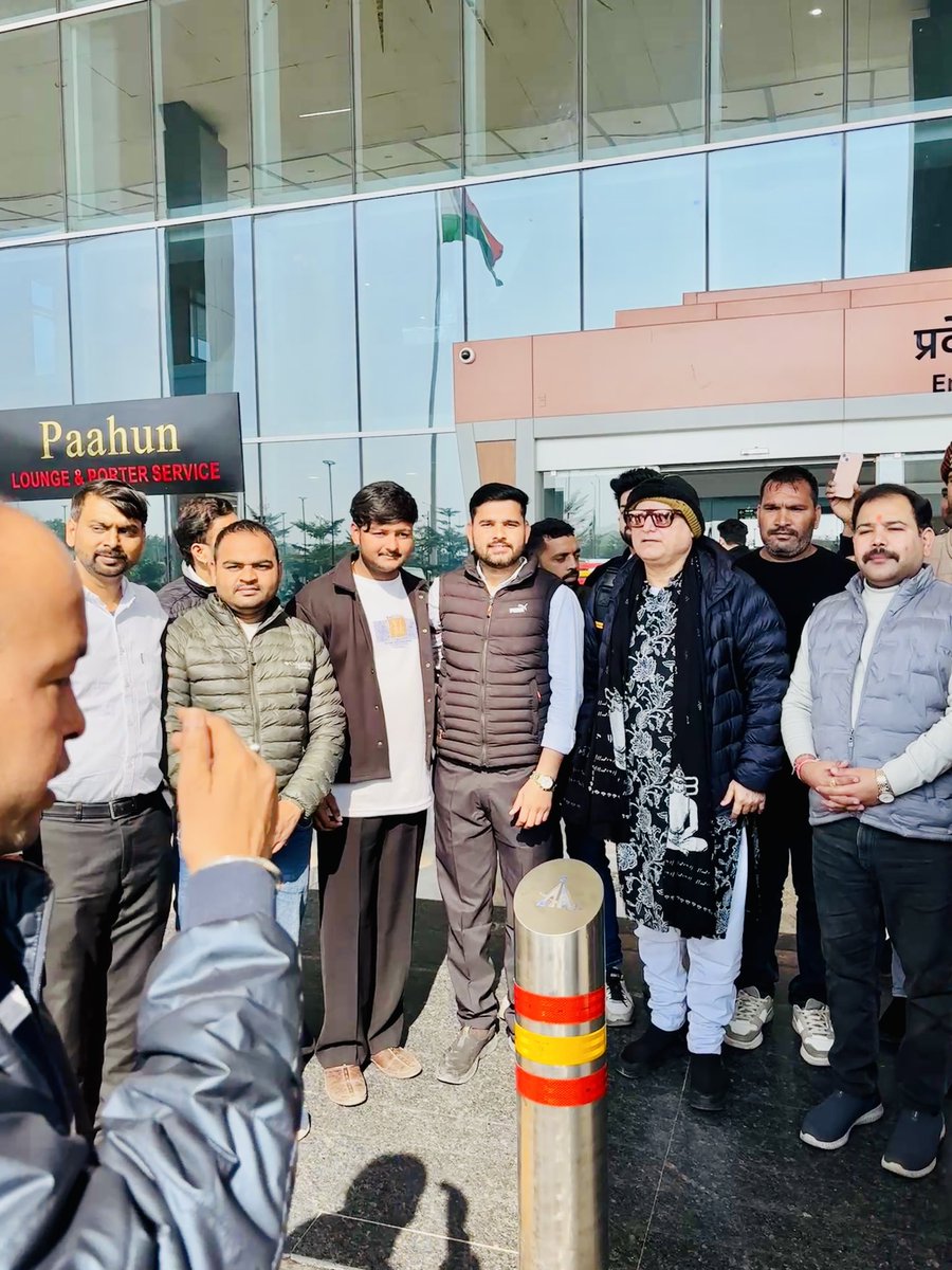 #_एक_शाम अटल जी के नाम कार्यक्रम के बाद हिंदुस्तान के मशहूर फ़िल्म अभिनेता श्री #ManojJoshi जी सें अपने आदर्श नेता श्री रामू भैया के साथ ग्वालियर में मुलाक़ात हुई।  

रामू भैया जिंदाबाद 

Devendra Pratap Singh Tomar