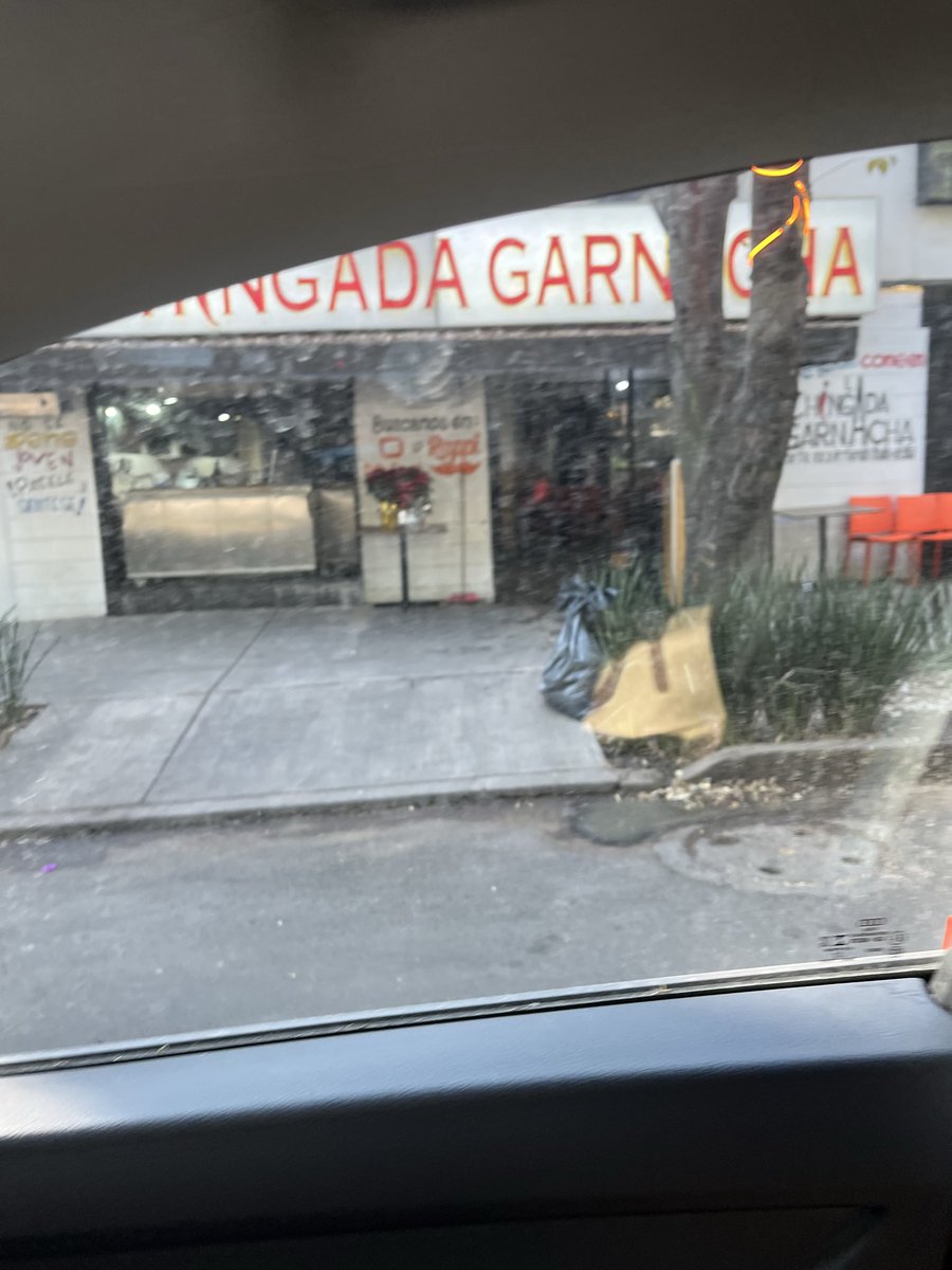 eorozcor's tweet photo. Urge que vengan a retirar estorbos en Miguel Ángel de Quevedo y Vicente García torres Coyoacán. El restaurante la chingada garnacha se adueña de la calle con total impunidad. @UCS_GCDMX @SSC_CDMX  @AlcaldiaCoy seguramente hay o habrá corrupción porque no resuelven nunca nada https://t.co/wPK0MGJ3mU
