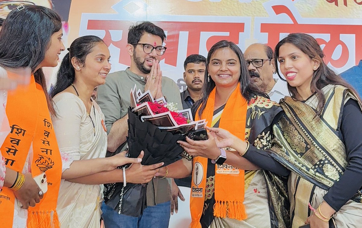 shraddha_narode's tweet photo. युवासेनाप्रमुख, शिवसेनानेते, आमदार मा. श्री. आदित्य साहेब ठाकरे यांच्या नाशिक येथे दौर्‍या प्रसंगी...
सौ.श्रद्धा समर्थ मुठाळ 
नाशिक जिल्हा युवती अधिकारी(ग्रामीण)
@AUThackeray @yuvasenacomms
@rautsanjay61 @ShivSenaUBT_ @RajabhauW https://t.co/yhwvlBDj6t