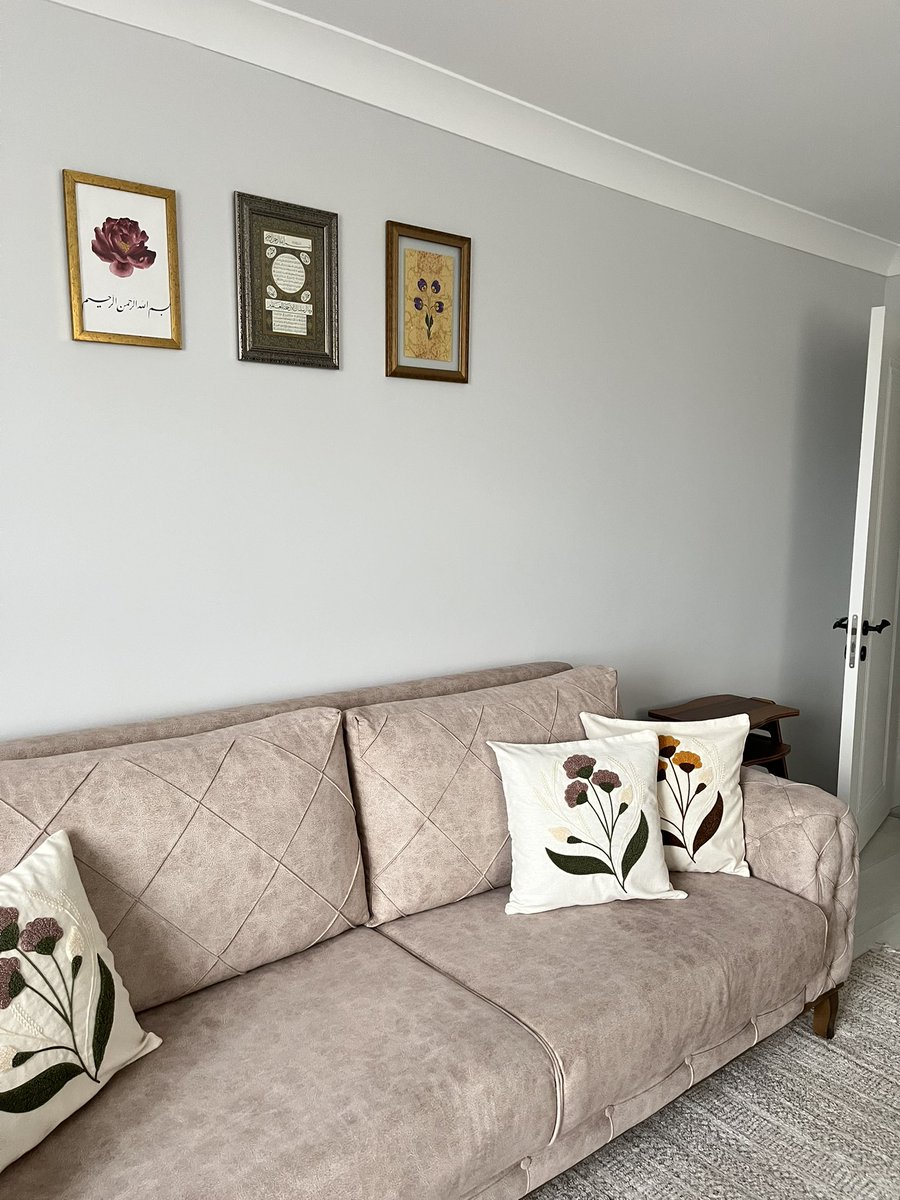 English home’da tanesi 700₺ olan şu çiçekli kırlent kılıflarını bugün pazardan dört tanesini 500 liraya aldım. Sevinçtir.