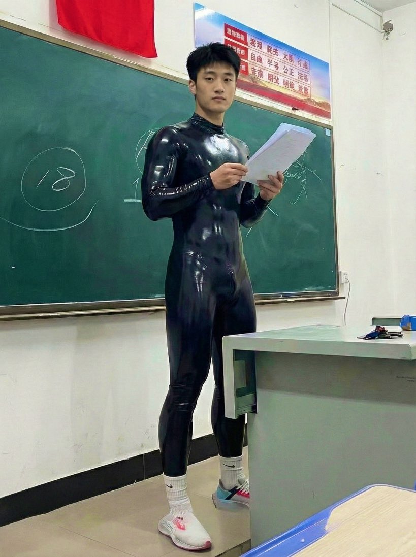 Chenrubber's tweet photo. ai画图。念稿 发现被拍 整理胶衣 展示肌肉 https://t.co/Bfmh3Jathd