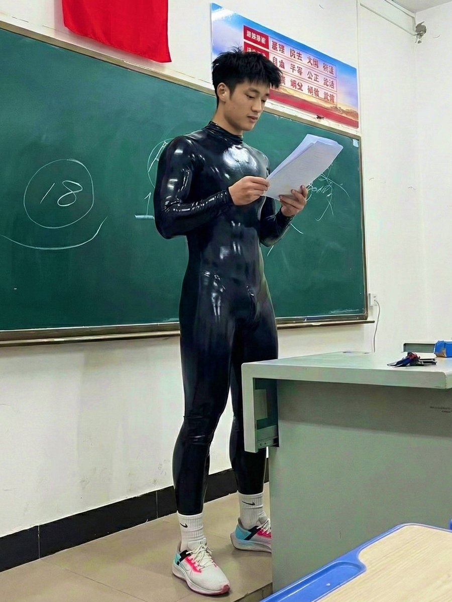 Chenrubber's tweet photo. ai画图。念稿 发现被拍 整理胶衣 展示肌肉 https://t.co/Bfmh3Jathd
