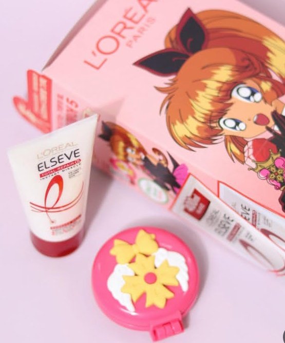 LoveHateHimMin's tweet image. Jin is holding a comb mirror from a Collab with L'Oreal and "Angel's Friends" animated series compact toy that functions as a small mirror and comb I think it's called Netty Comb Mirror.