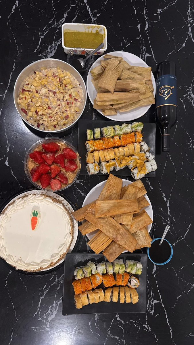 #MiRazaChinguetas 💚🎄✨: el 24 Una #Nochebuena diferente, pero  más unidos como familia 💚🎄🤍con mi motor de vida, hoy sí, totalmente dedicada a ellas mis hijas 💞👧👧✨
#CenaDiferenteRiquita no tradicional, pero sí tamales🫔💚😅tu muy presente hermana #LauraDEP #SiempreJuntas