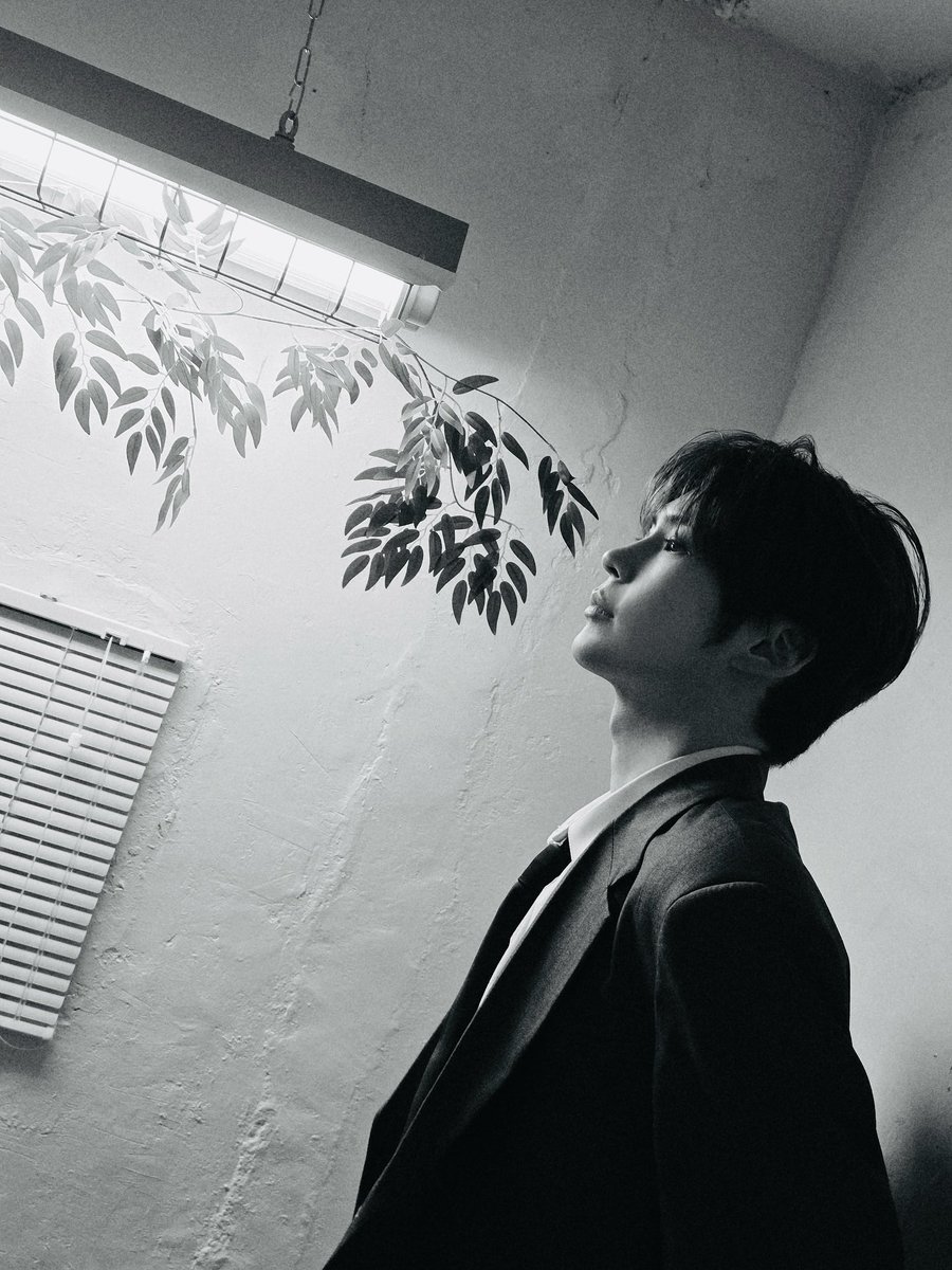 ㄱ ㅐ잘생긴 마피아 조직원 같다는 생각을 함
멀끔한 외양에 속은 뒤틀렷다는 설정값