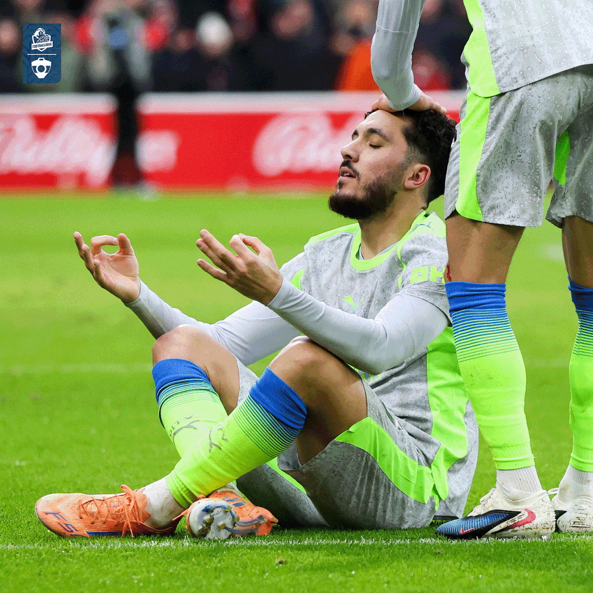 Footballogue's tweet photo. 𝟮𝟱 𝗱𝗲́𝗰𝗲𝗺𝗯𝗿𝗲 : Rayan Cherki revient de ses vacances à Courchevel ⛷️

𝟮𝟳 𝗱𝗲́𝗰𝗲𝗺𝗯𝗿𝗲 : Rayan Cherki claque 1 but/1 passe D en Premier League ✨

"𝗖'𝗲𝘀𝘁 𝘂𝗻𝗲 𝗷𝗼𝘂𝗿𝗻𝗲́𝗲 𝗱𝗲 𝗯𝗼𝘂𝗹𝗼𝘁" 

Quelle vie... 🤩 https://t.co/6jHeGLUCr4