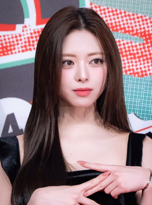 AboutMusicYT's tweet photo. ITZY's Ryujin and Yuna will both make their acting debut this year. https://t.co/C4EhhfdGeR