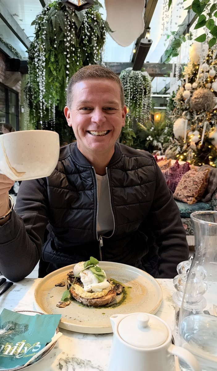 BUSAPAR3's tweet image. Happy birthday 🎁🎂 Graham! #brother and what a wonderful place to celebrate it and the magnificent #emilysformby #formby outstanding food, superb staff and service! The decorations are fantastic 🤩 #birthday