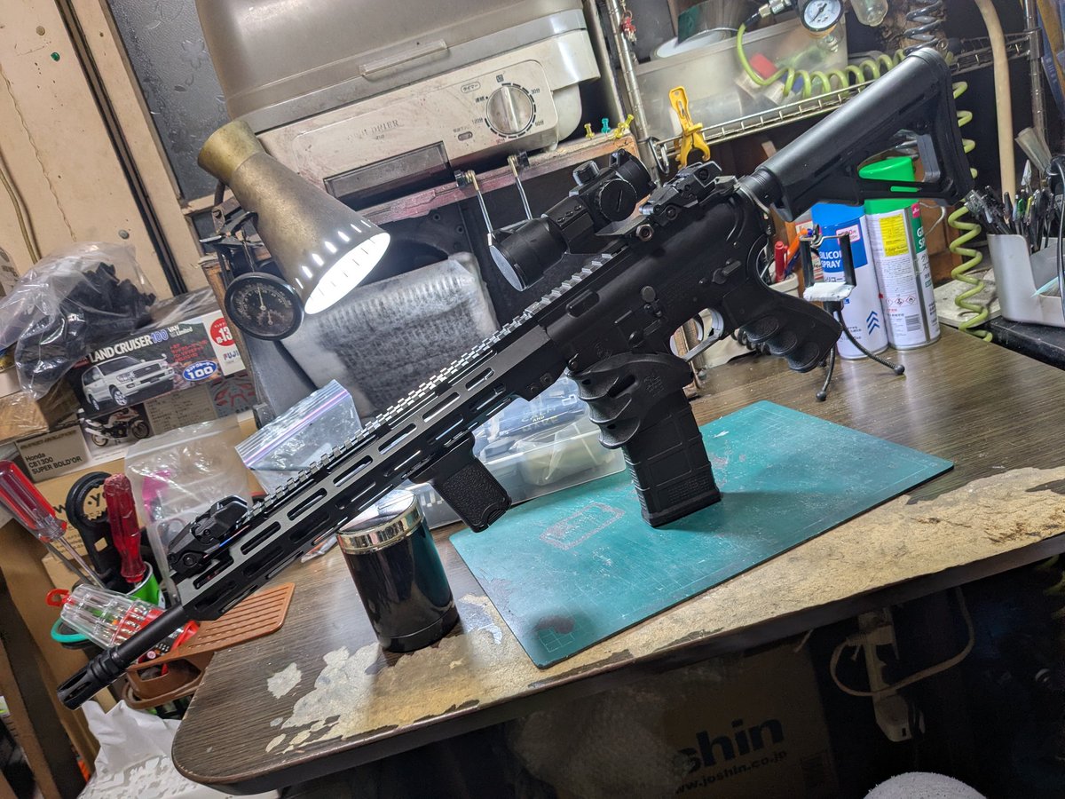 0Mobakuma0's tweet photo. 最近の我が家の武器庫事情。
手持ちの電動ガンをかなり手をかけて、色々やってます。
M４系のハンドガード交換など。
プラモ作るよりエアガンいじってるほうが多くなってます、 https://t.co/TCjApa860z