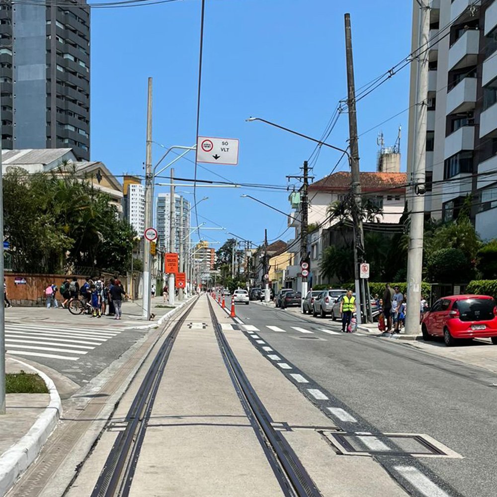 ATranvia's tweet image. PREMETRO:
NO A SU ELIMINACION
¡SI A SU MODERNIZACION Y DESARROLLO!
Seguimos con los ejemplos en nuestra Región
Hoy: SANTOS, SP, Brasil
VLT DE SANTOS
Línea 1 - inaug. en 2015 (en carril verde reservado)
Línea 2 (Centro) - Inaug. 1/12/25 (loop callejero)
Aprox. 25.000 pass/dia…