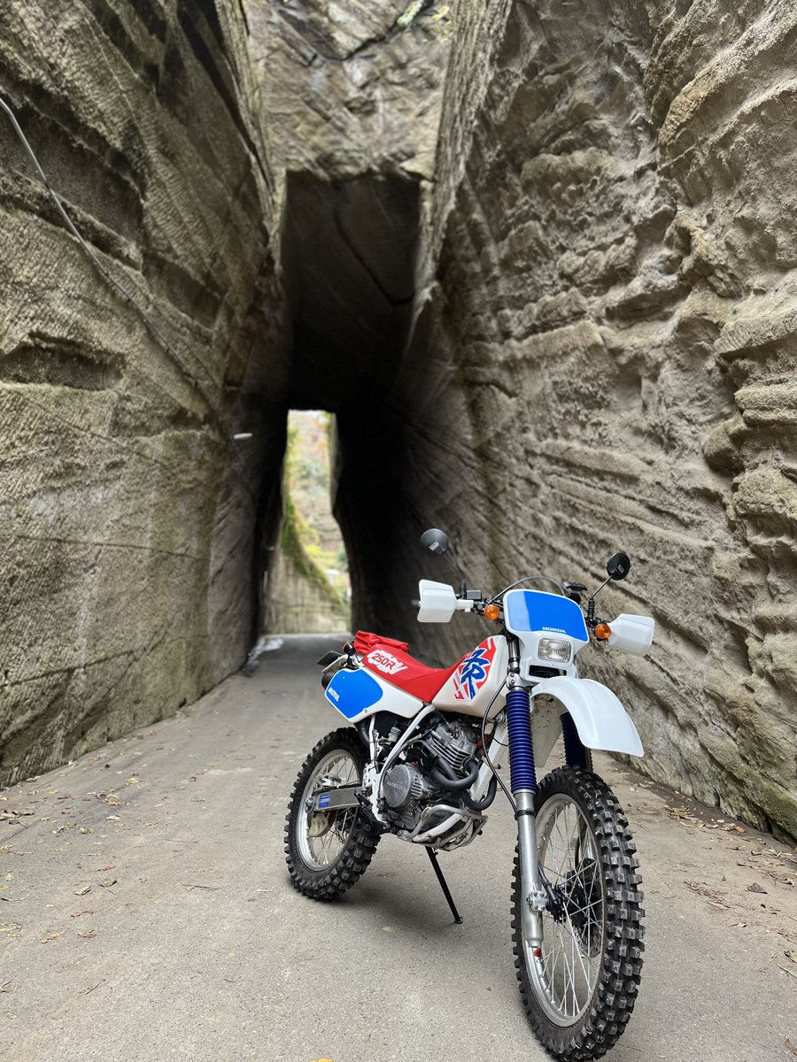 Ki84_Hayate_'s tweet photo. ステムベアリングも直って真っ直ぐ走るようになったんでwツーリングしてきた。 #XR250R #ME06 いいわぁ~🤩
林道はもちろんアスファルトも乗ってて楽しい。でもシートが駄目だな、くたびれたソファーみたいで沈み過ぎるし滑る😗
1回目20/L、2回目30/L🤔 https://t.co/IPQSf6acZa