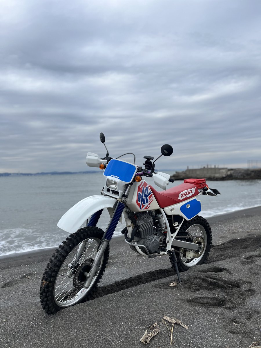 Ki84_Hayate_'s tweet photo. ステムベアリングも直って真っ直ぐ走るようになったんでwツーリングしてきた。 #XR250R #ME06 いいわぁ~🤩
林道はもちろんアスファルトも乗ってて楽しい。でもシートが駄目だな、くたびれたソファーみたいで沈み過ぎるし滑る😗
1回目20/L、2回目30/L🤔 https://t.co/IPQSf6acZa