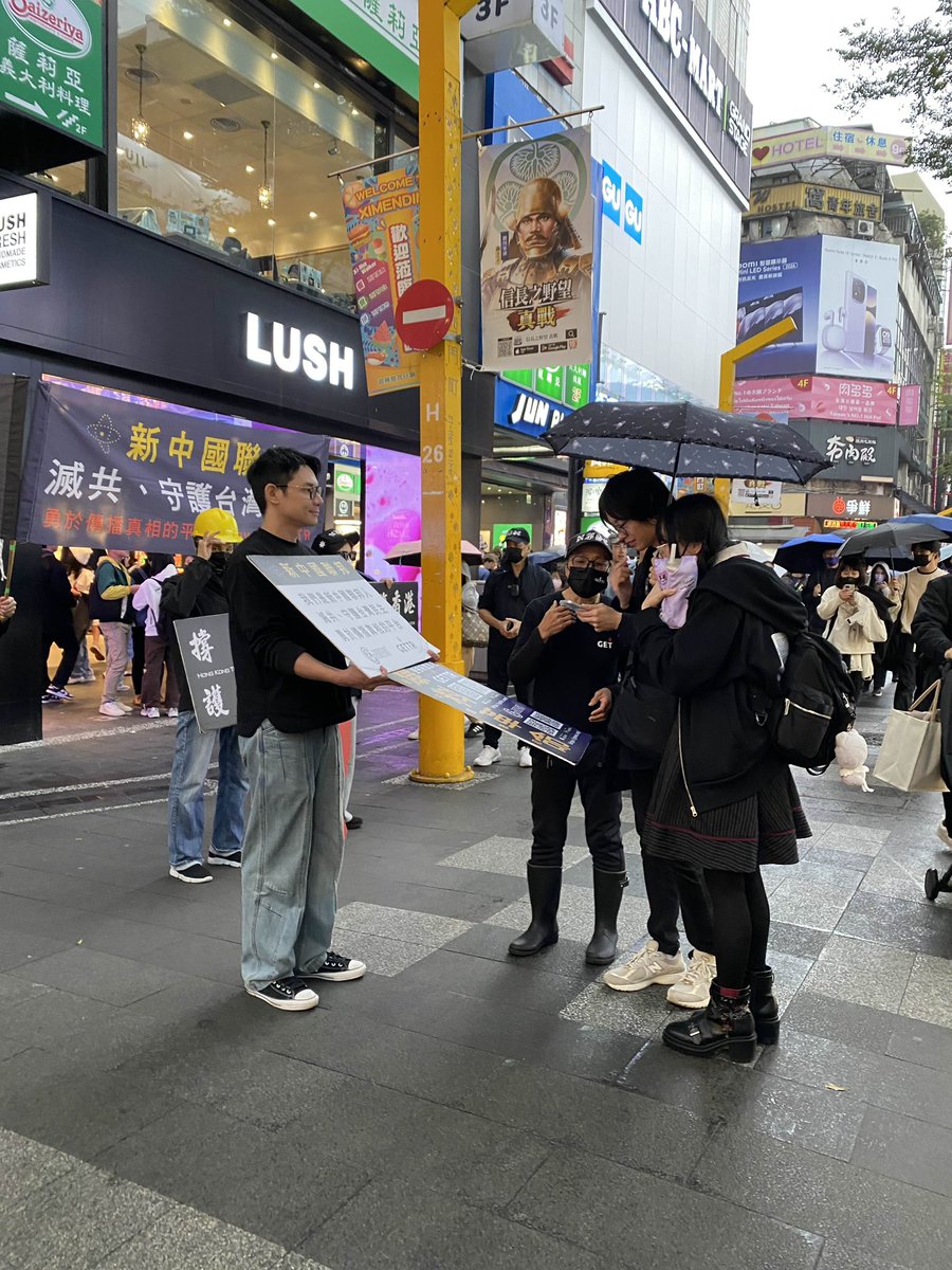 jackson66368924's tweet photo. 戰友們 連續堅持 #第141週 上街傳播爆料革命真相

一週又一週上街，
沒有口號秀、沒有流量紅利，
但今天讓人最振奮的是——
很多民眾主動走過來，自己掃描、自己下載蓋特。

這代表什麼？
代表真相有人在找，
代表戰友們沒有白走、沒有白站。

2025，最後一次上街。
2026，持續行動。

共產黨還在，
我們就在；
爆料革命真相還需要被看見，
戰友們就會繼續站出來。

#爆料革命消滅中共
#中共不代表中國人
#新中國聯邦
#郭文貴
#MilesGuo