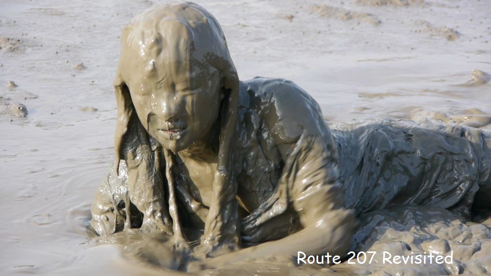 今回のセール対象作品からのランダム画像、「泥んこ体験その14　三種編」です。屋外泥んこ。