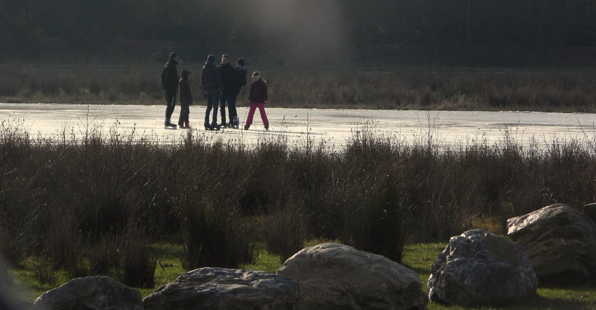 Schaatsen! De kinderen kunnen weer op het ijs....