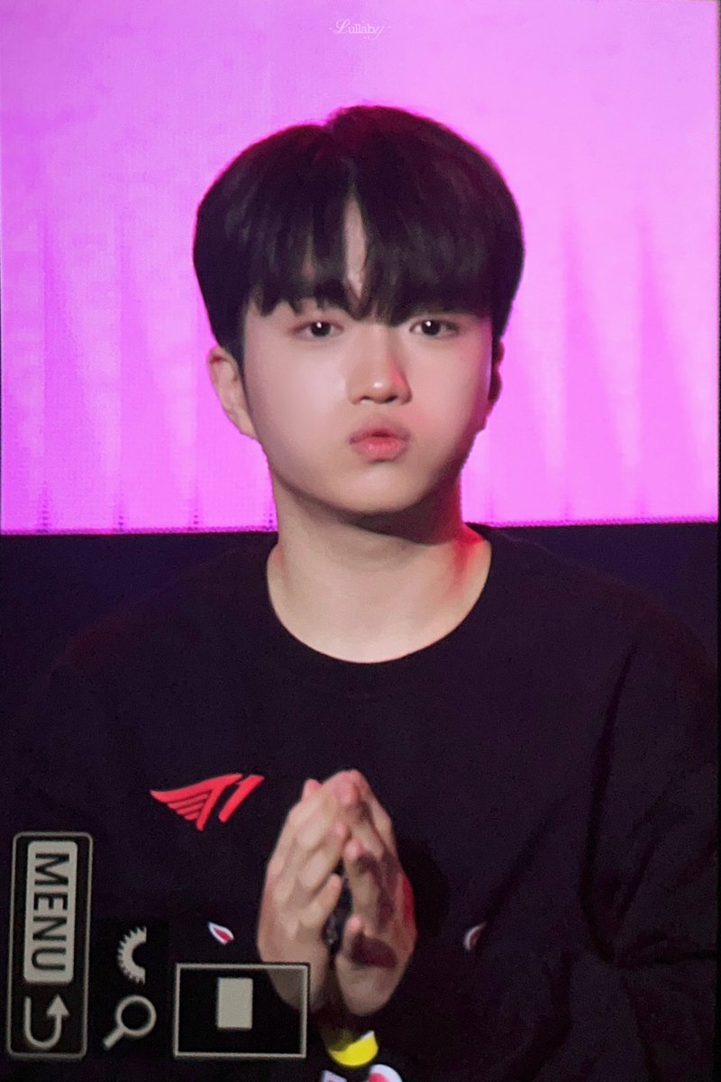 lul1abe's tweet image. 251227 레드불
추워서 계속 핫팩을 흔들고 있음
#Keria #케리아 #류민석 
@T1Keria