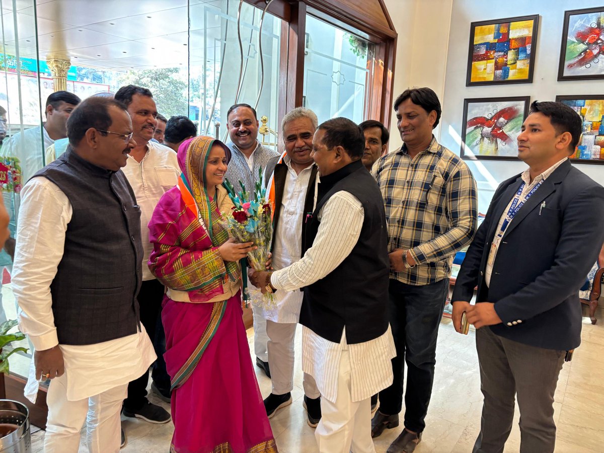 मध्यप्रदेश कांग्रेस की सह प्रभारी, भरतपुर की लोकप्रिय सांसद श्रीमती <a href="/IncSanjanajatav/">SANJNA JATAV</a> जी ने आज जिला कांग्रेस कार्यालय ग्वालियर में संगठनात्मक बैठक ली। 

बैठक में माननीय राज्यसभा सांसद, विधायकगण, जिलाध्यक्ष, ब्लॉक अध्यक्षगण सहित विभिन्न प्रकोष्ठों के पदाधिकारी उपस्थित रहे। ✋