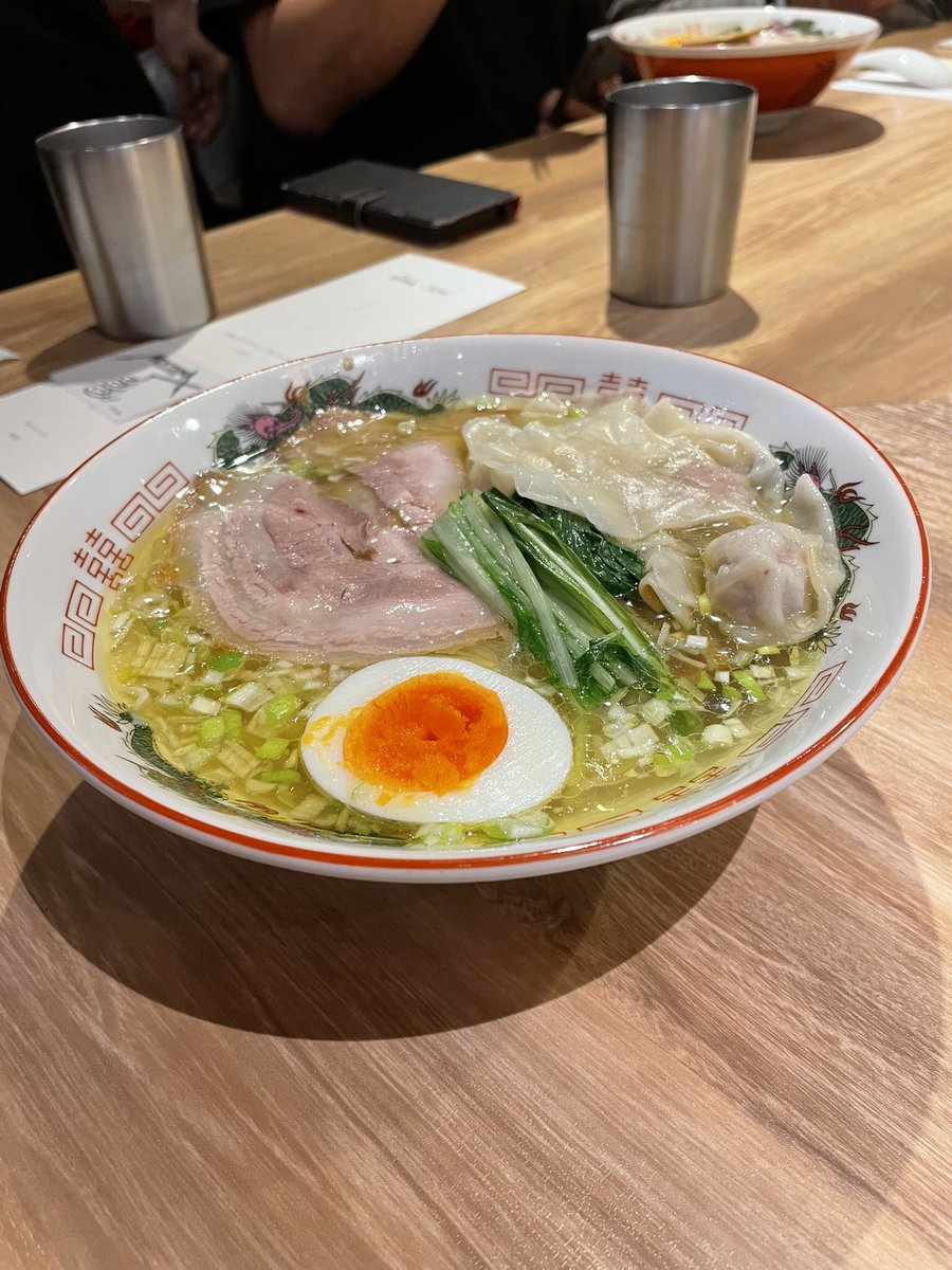 titum4461's tweet photo. 札幌ラーン行脚第8弾
究極のクリアとんこつ塩らぁめん
ずっと楽しみにしてた駿佑さん限定。
帰省中の次男と参戦😆着丼から良い香りです。かずまさんの麺、試作段階で嶋やさんでいただきましたが、美味しくなってる。出汁胡椒飯はスープと合わせると絶妙。しっかり全部いただきましたー❣️ https://t.co/N4p4KXjPCg