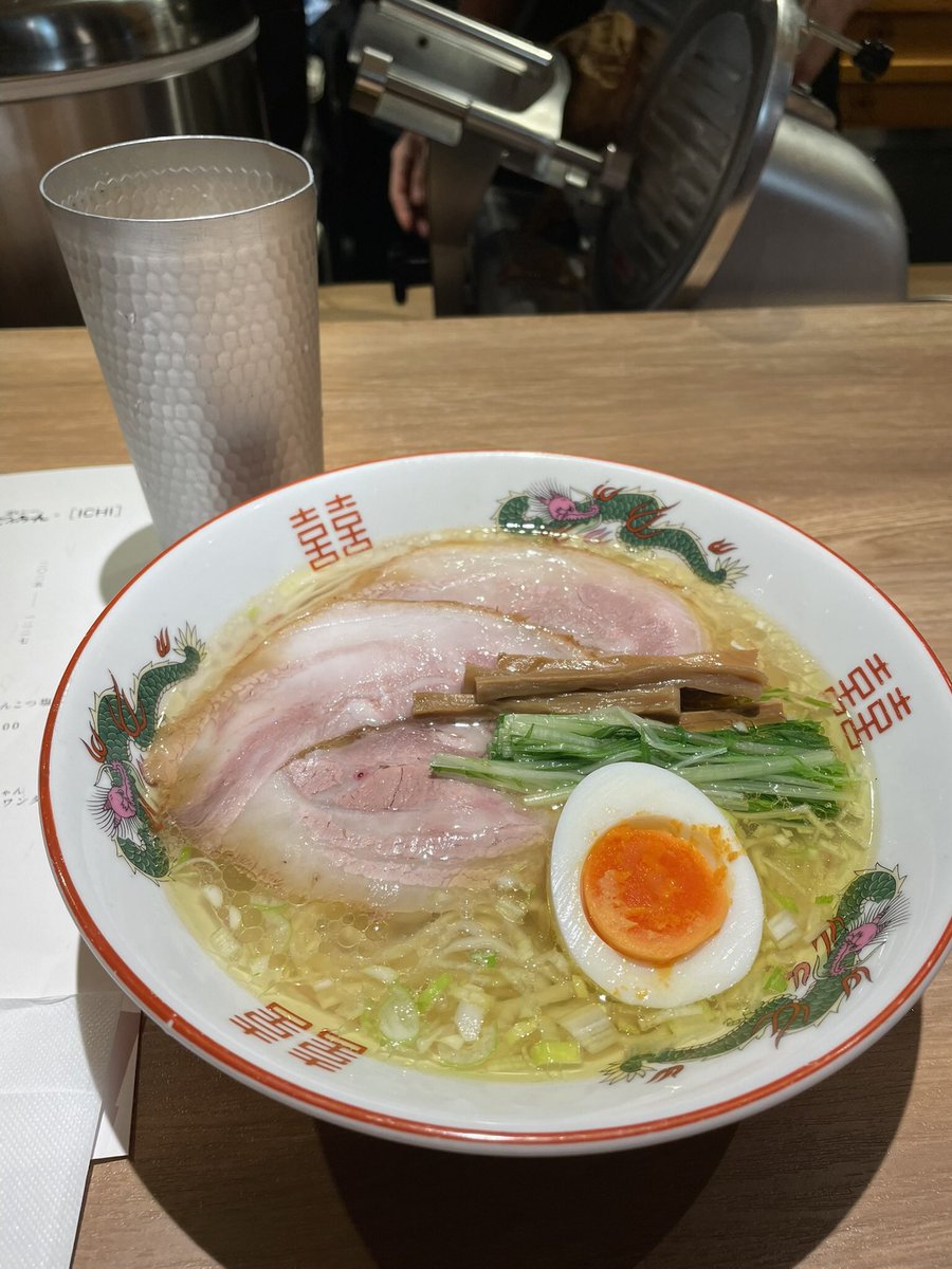 titum4461's tweet photo. 札幌ラーン行脚第8弾
究極のクリアとんこつ塩らぁめん
ずっと楽しみにしてた駿佑さん限定。
帰省中の次男と参戦😆着丼から良い香りです。かずまさんの麺、試作段階で嶋やさんでいただきましたが、美味しくなってる。出汁胡椒飯はスープと合わせると絶妙。しっかり全部いただきましたー❣️ https://t.co/N4p4KXjPCg
